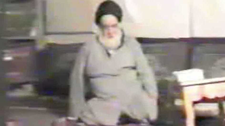 الإمام الخوئي يتوضأ ويصلي